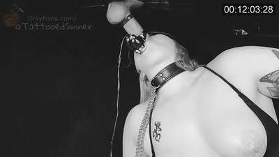 Kyakkyawar yarinya tare da cikakkiyar nono a gidan ɗaukaka